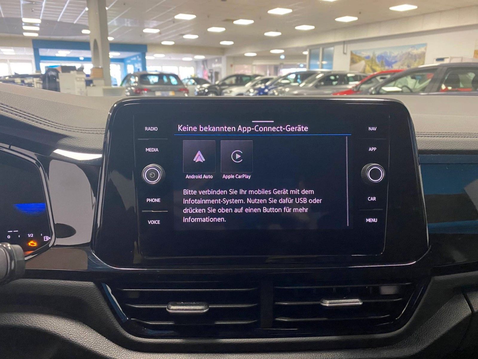 Fahrzeugabbildung Volkswagen T-Roc 1.5 TSI DSG R-Line+ACC+AHK+19"+KAMERA+LED+