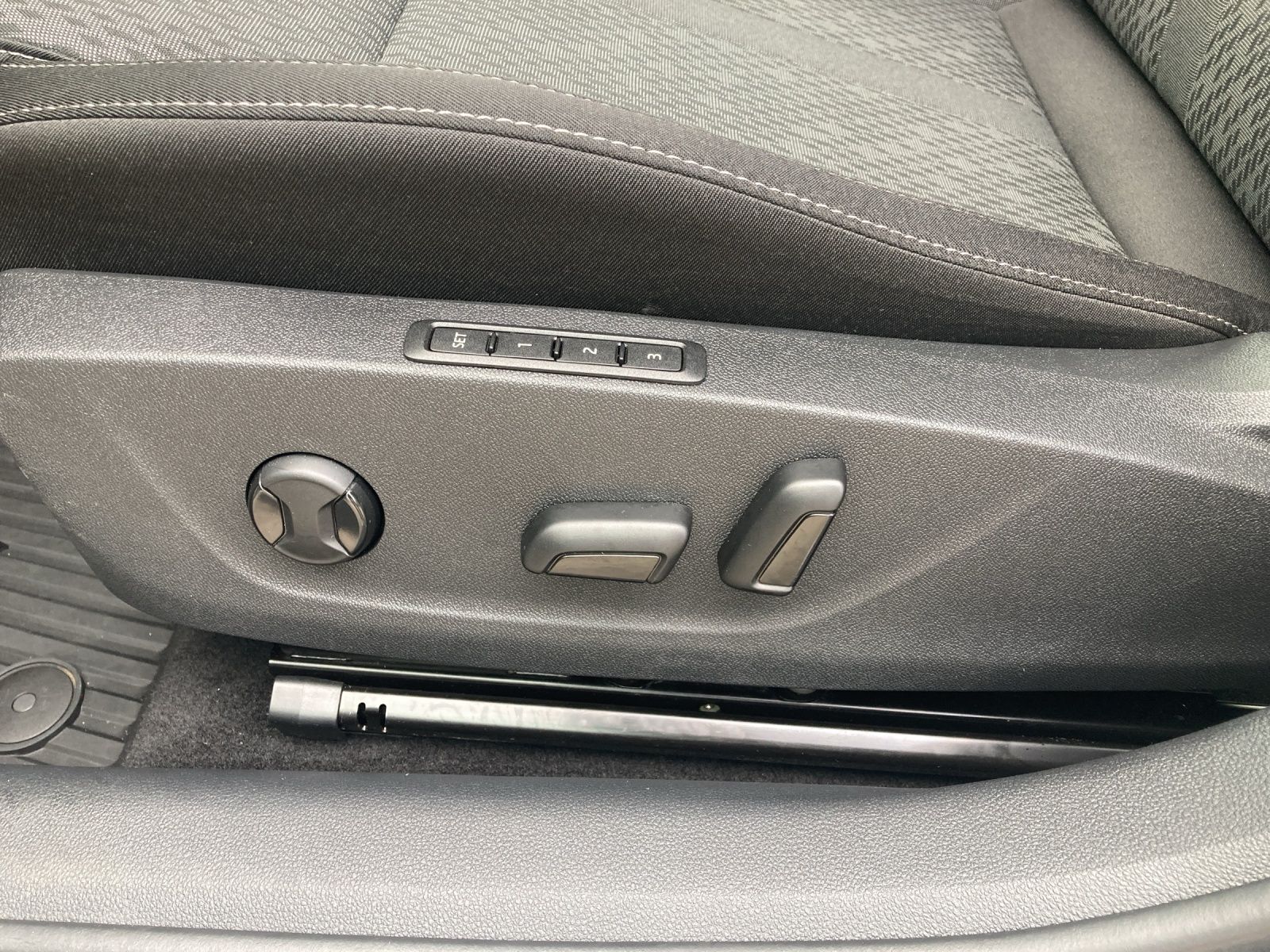 Fahrzeugabbildung SKODA Octavia Combi TDI First-Edition DSG LED Navi PDC