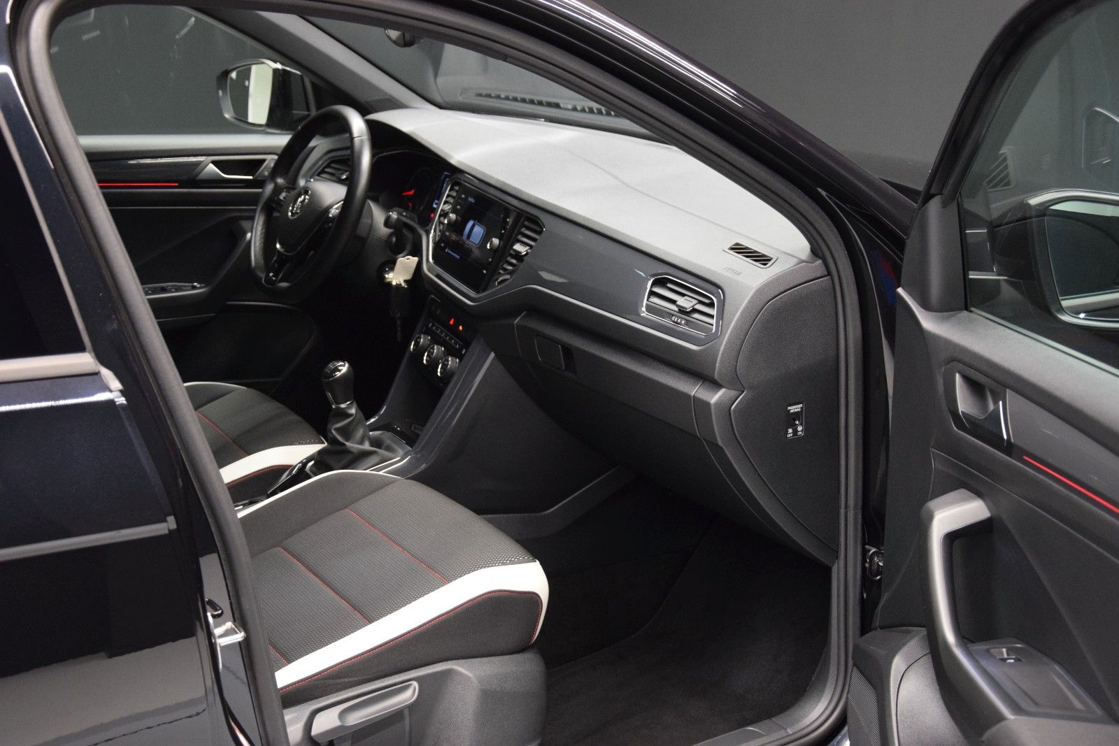 Fahrzeugabbildung Volkswagen T-Roc Sport NAVI LED