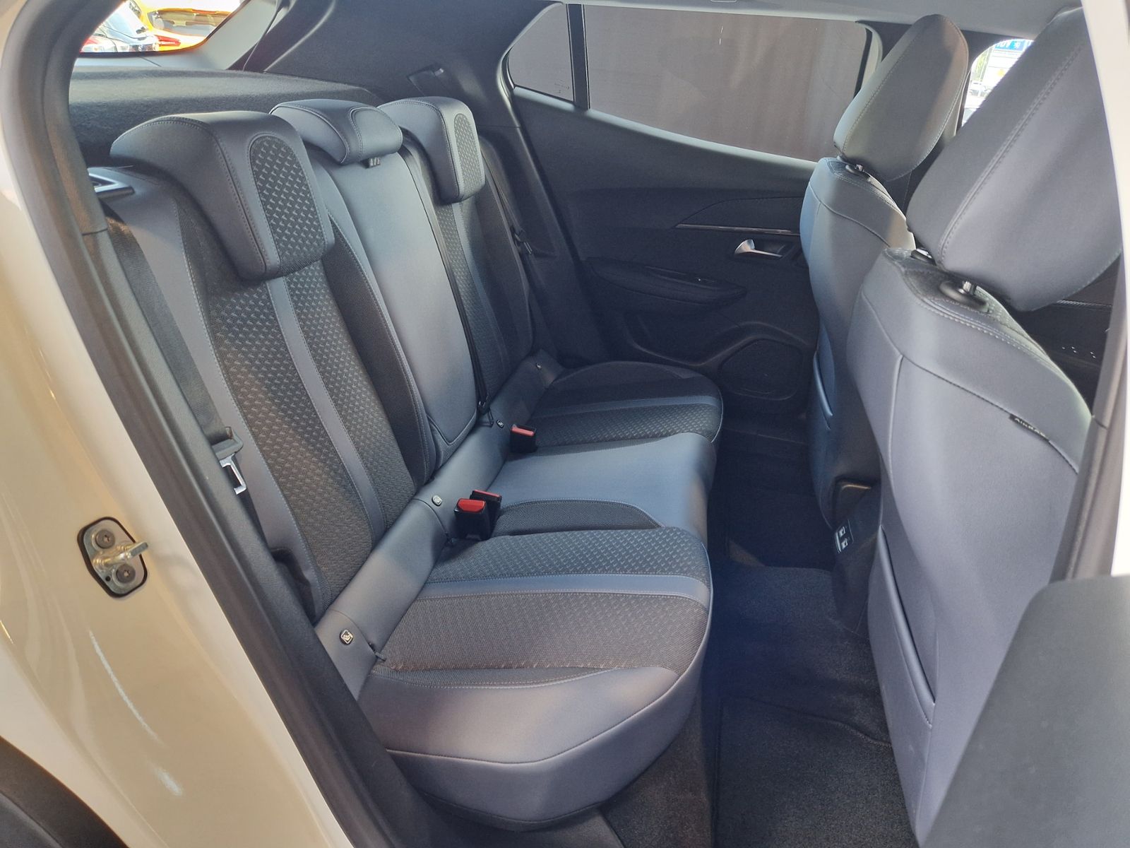 Fahrzeugabbildung Peugeot 2008 Allure PANO KLIMA LED NAVI ALU