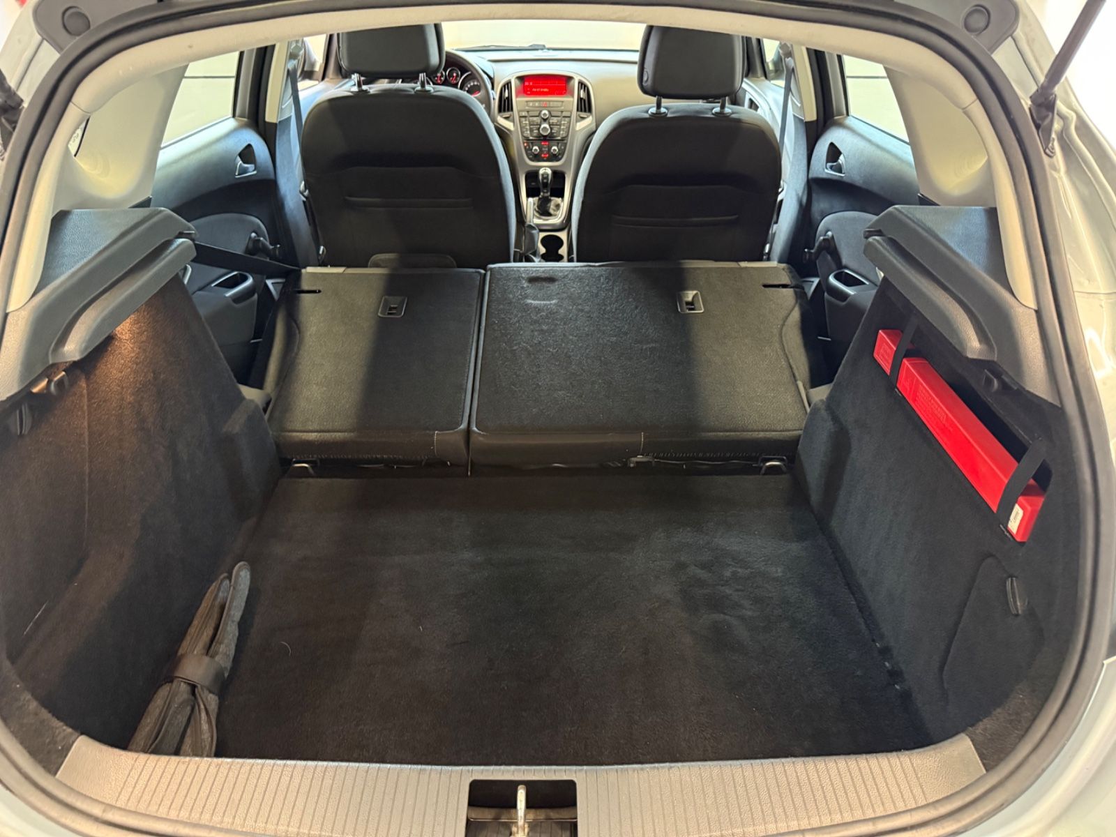 Fahrzeugabbildung Opel Astra J Lim. 5-trg. Selection, Klima,