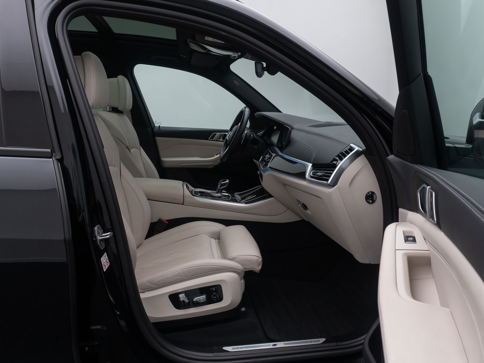 Fahrzeugabbildung BMW X5 xD45e M Sport Panorama DAB DispKey 360°22Zoll