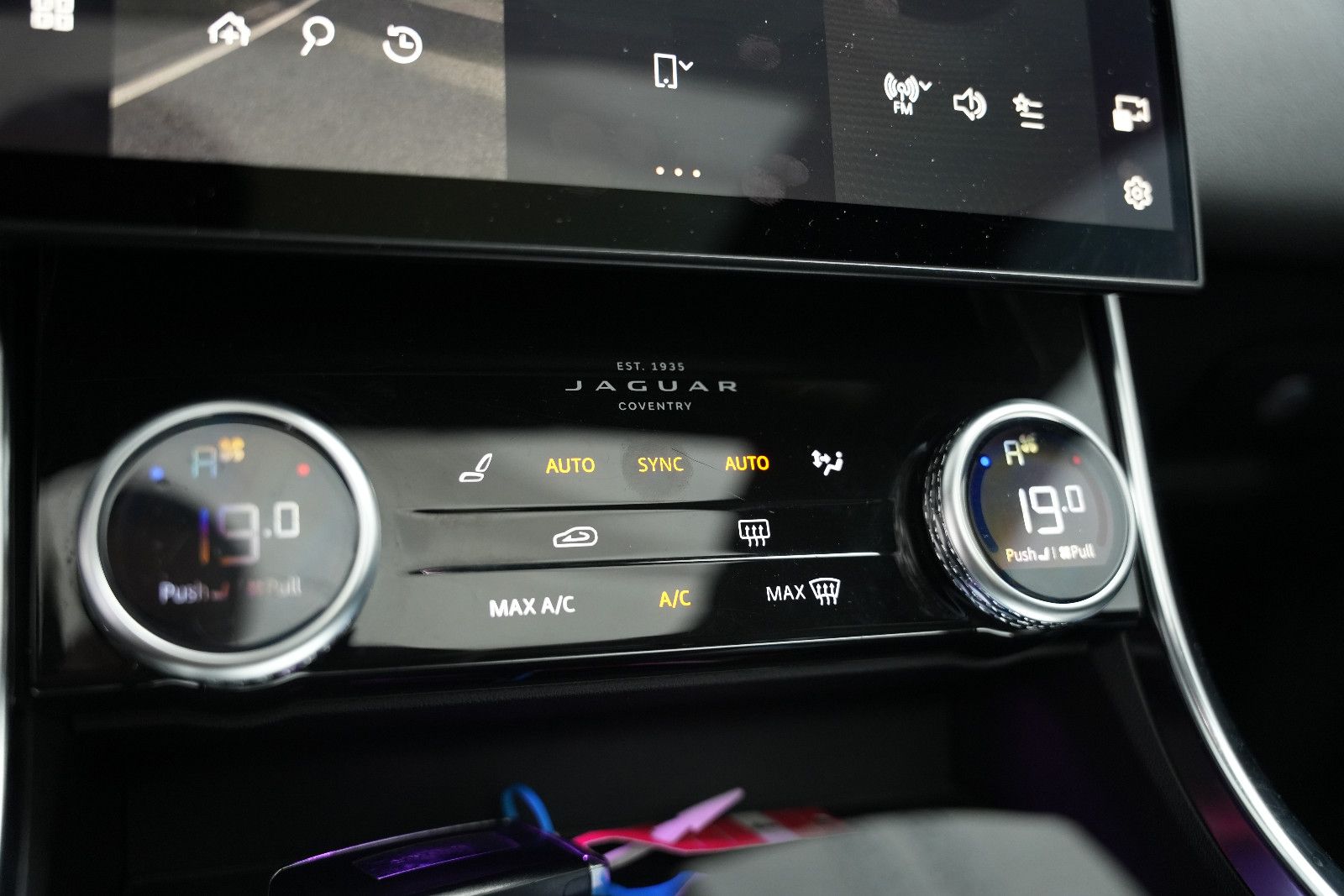 Fahrzeugabbildung Jaguar XF Sportbrake R-Dynamic SE AWD/PANO/KAM/MERIDIAN