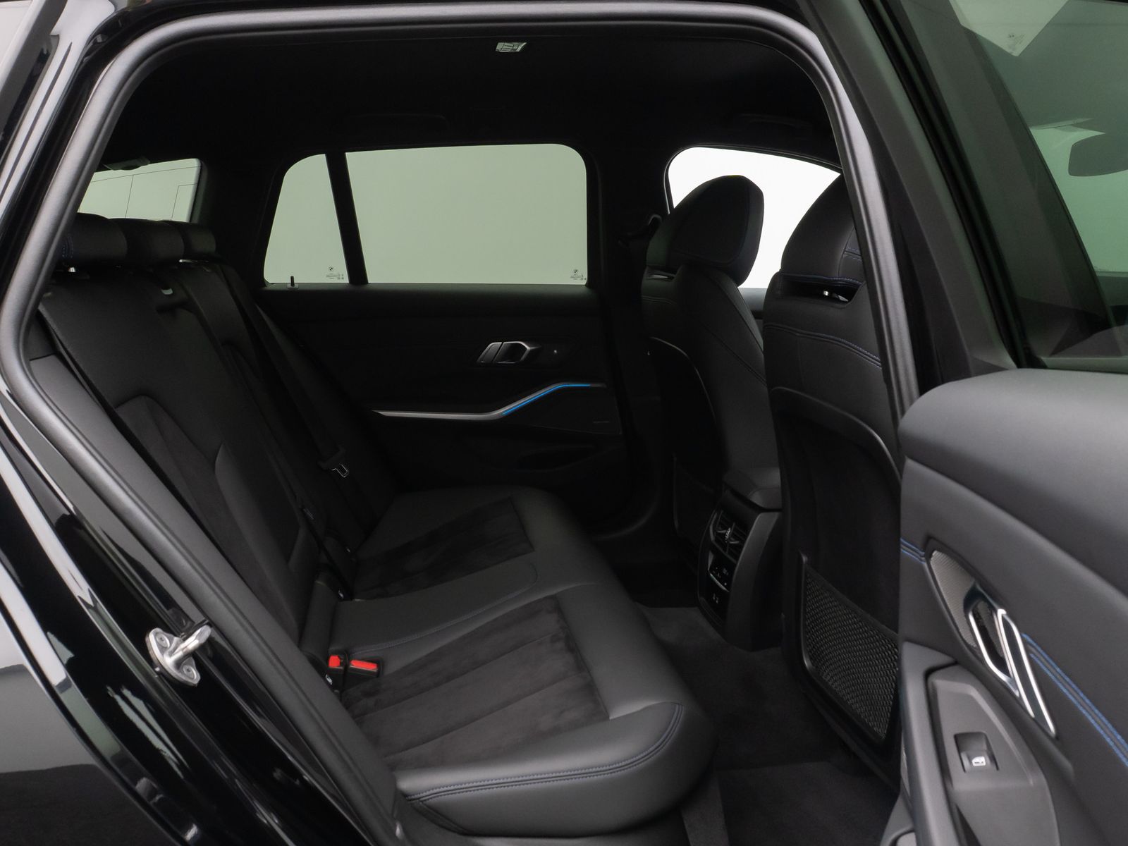 Fahrzeugabbildung BMW 330e xD MSport Kamera HUD DAB H/K Komfort 18Zoll