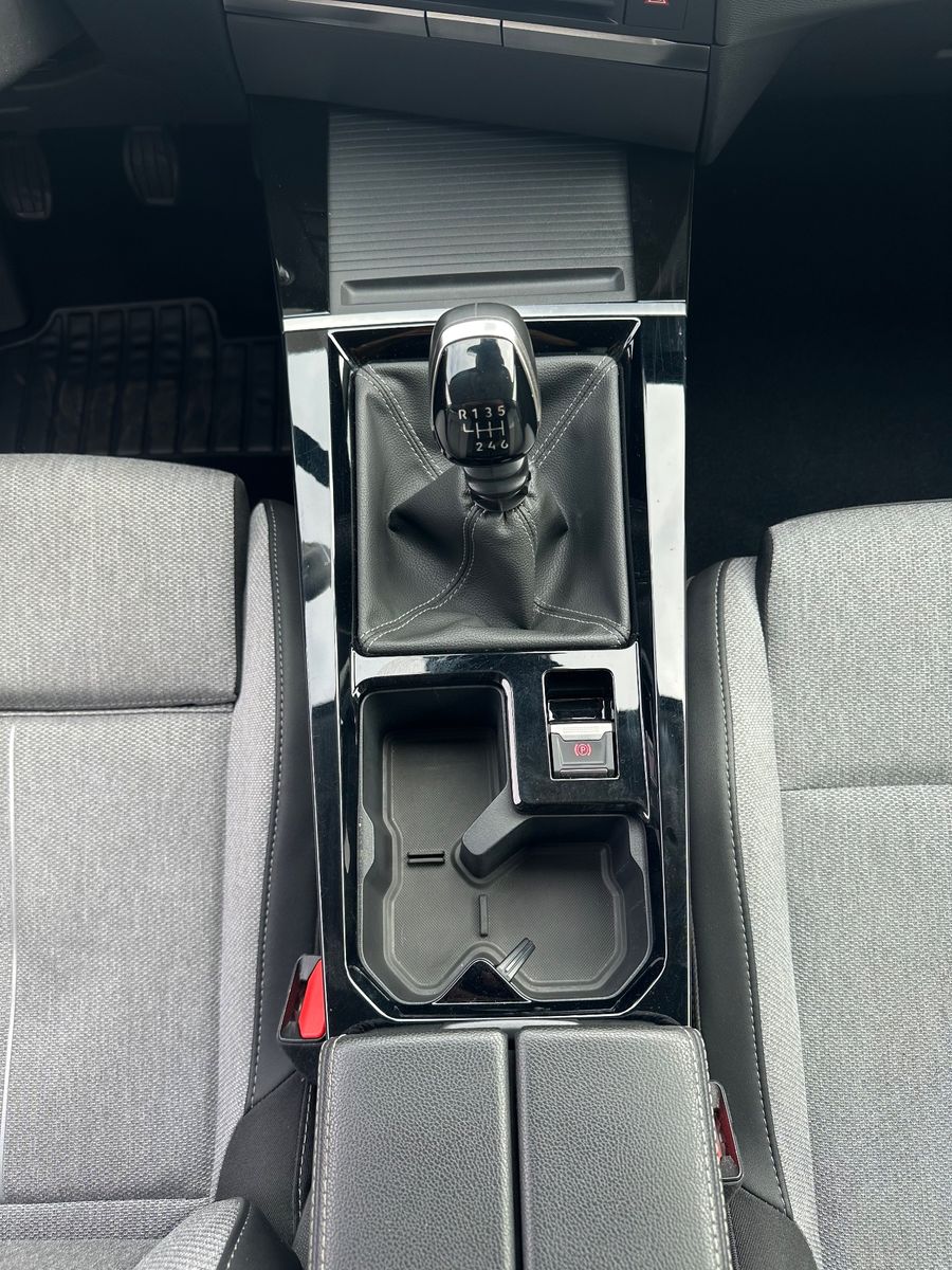 Fahrzeugabbildung Opel Astra Sports Tourer 1.5 D Business Elegance NAV