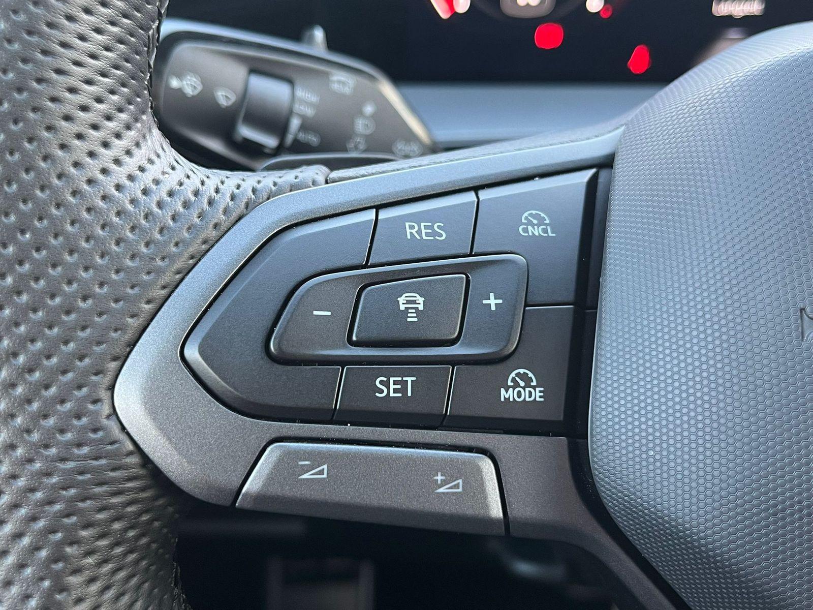 Fahrzeugabbildung Volkswagen Tayron 2.0 TDI 4M R-Line BLACK*7Si*MATRIX*PANO