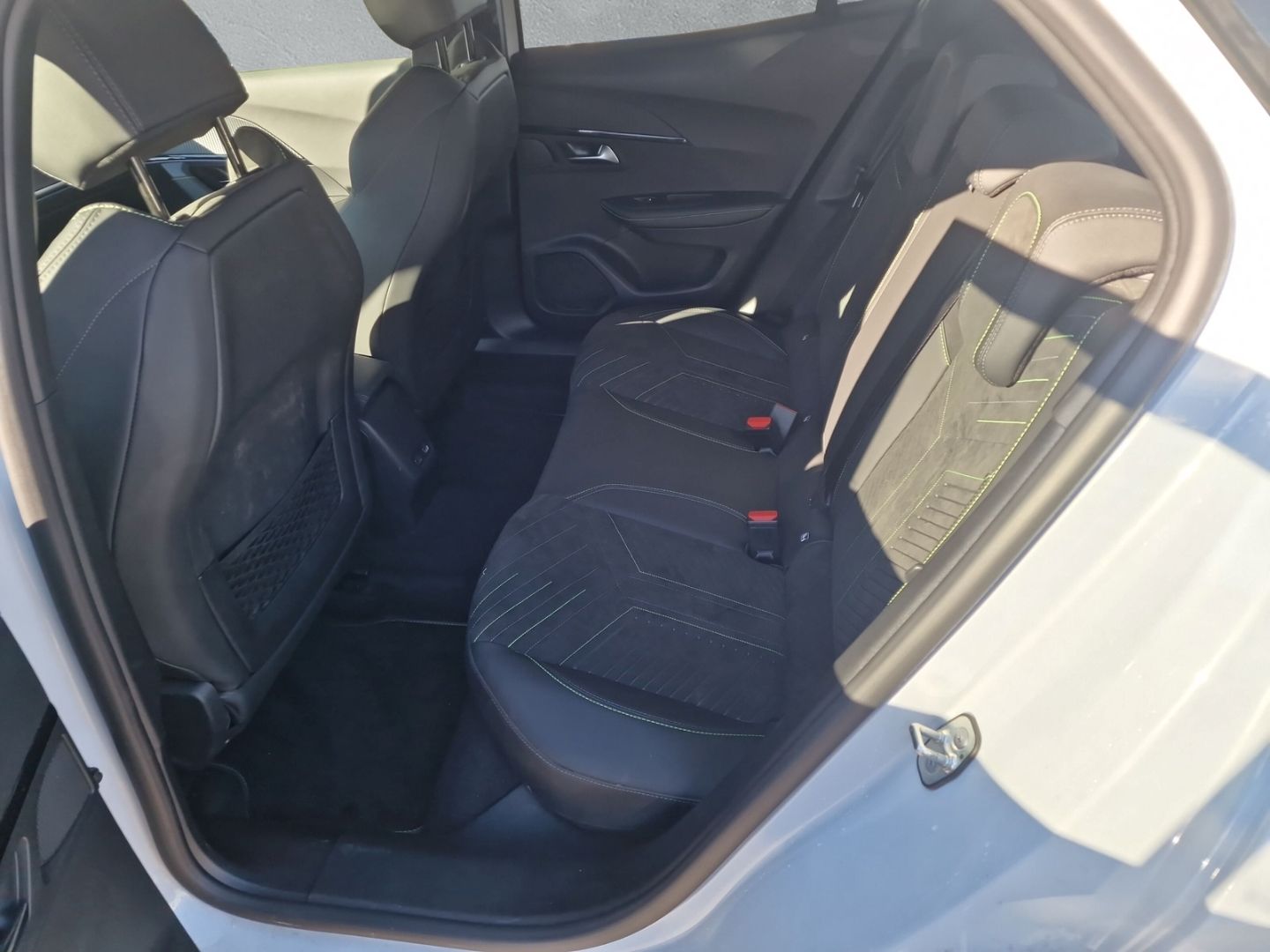 Fahrzeugabbildung Peugeot 2008 Hybrid 136 GT *NAVI*RFK*SHZ*DAB+*MASSAGE*E