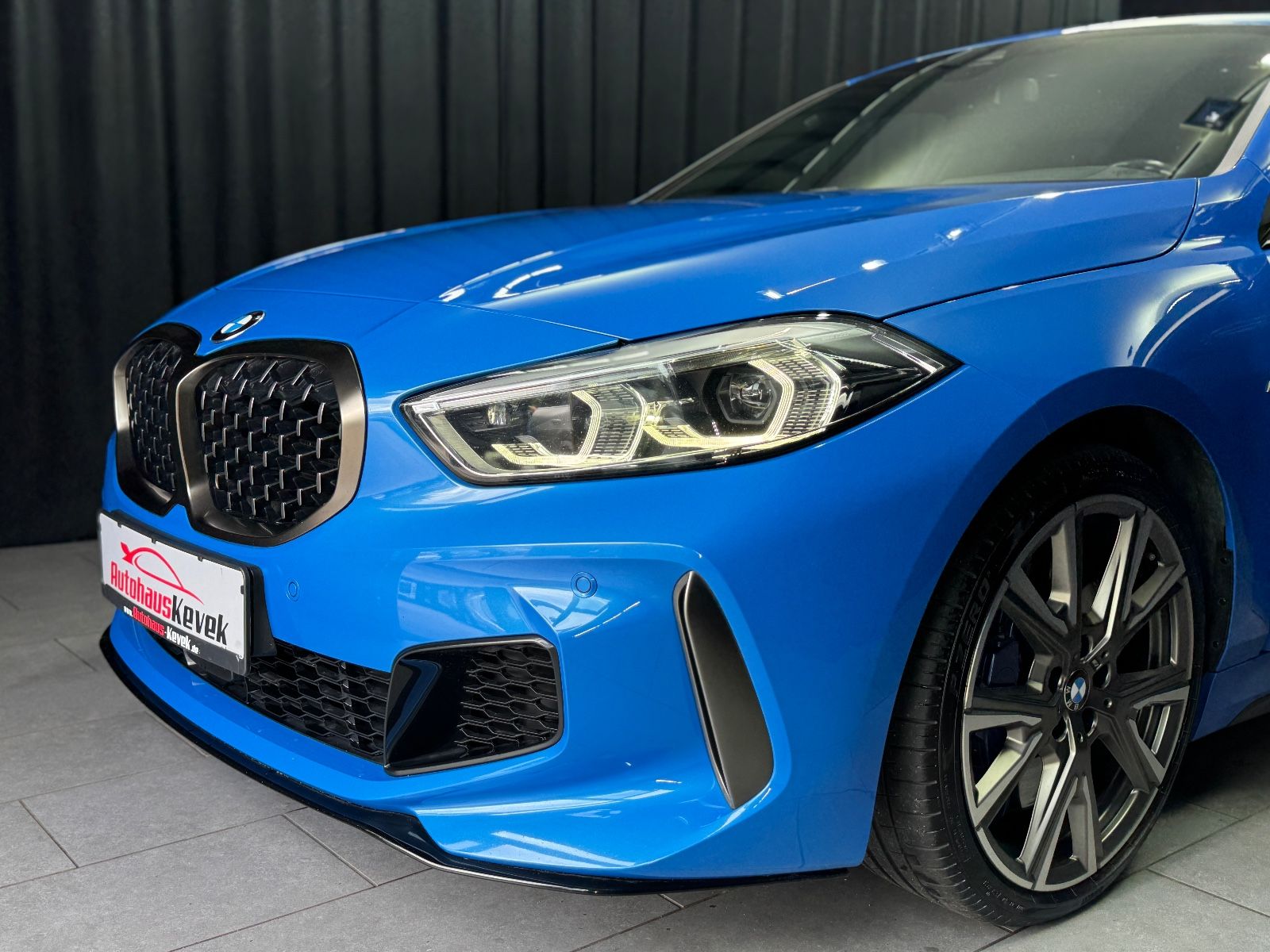 Fahrzeugabbildung BMW M135 i xDrive|H/K|NAVI|ACC|HEAD-UP|SPORTSITZE|