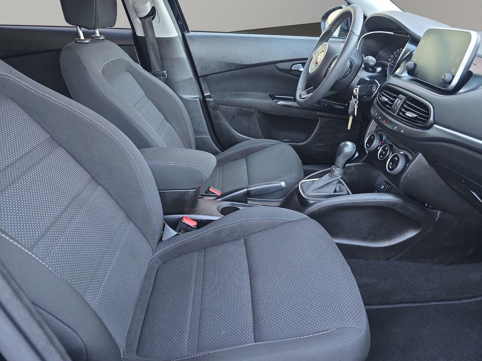 Fahrzeugabbildung Fiat Tipo Lounge Automatik Kamera LED  Navi  PCD