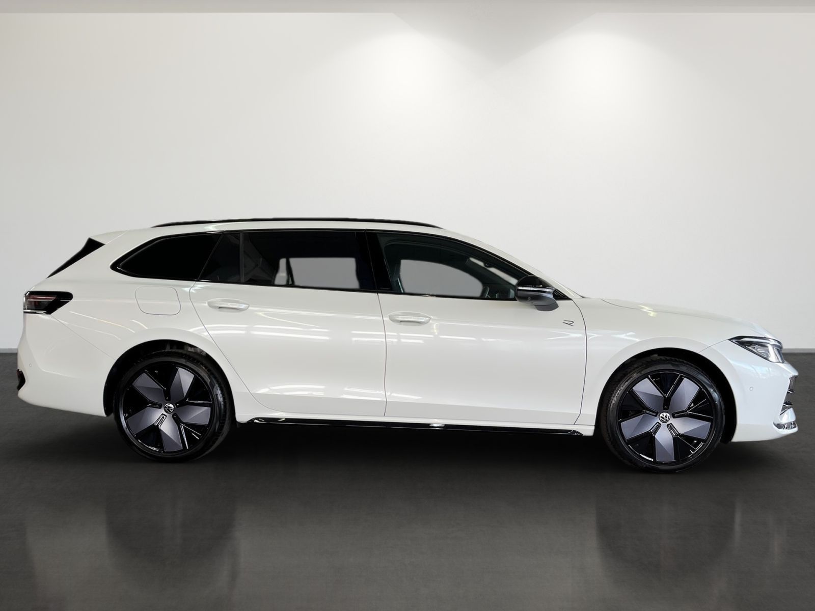 Volkswagen Passat Variant R-Line 1,5 eHybrid Navi AHK BusiP foto 4