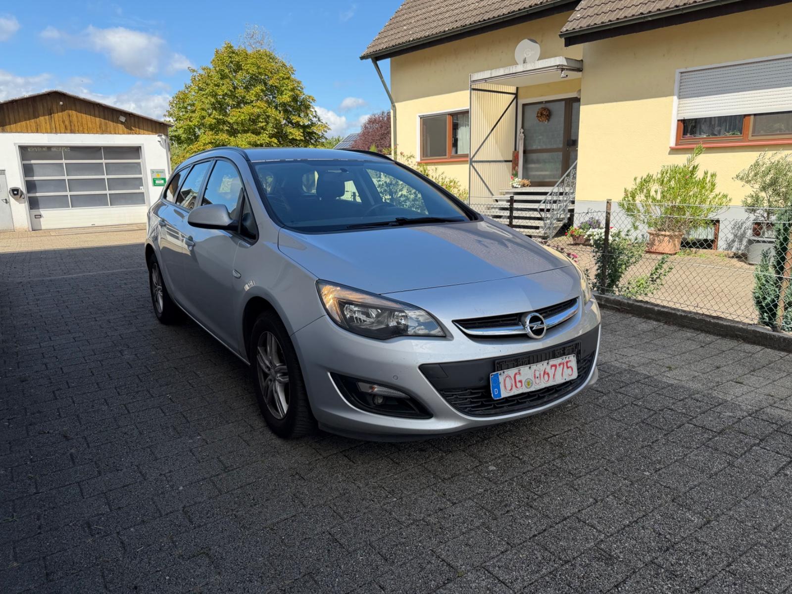 Opel Astra 2015 — rear view