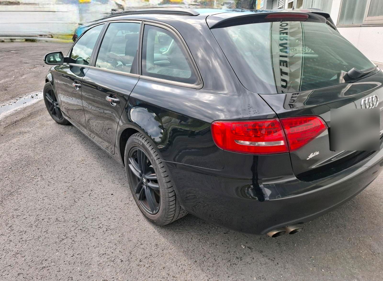 Audi A4 2011 — вигляд ззаду