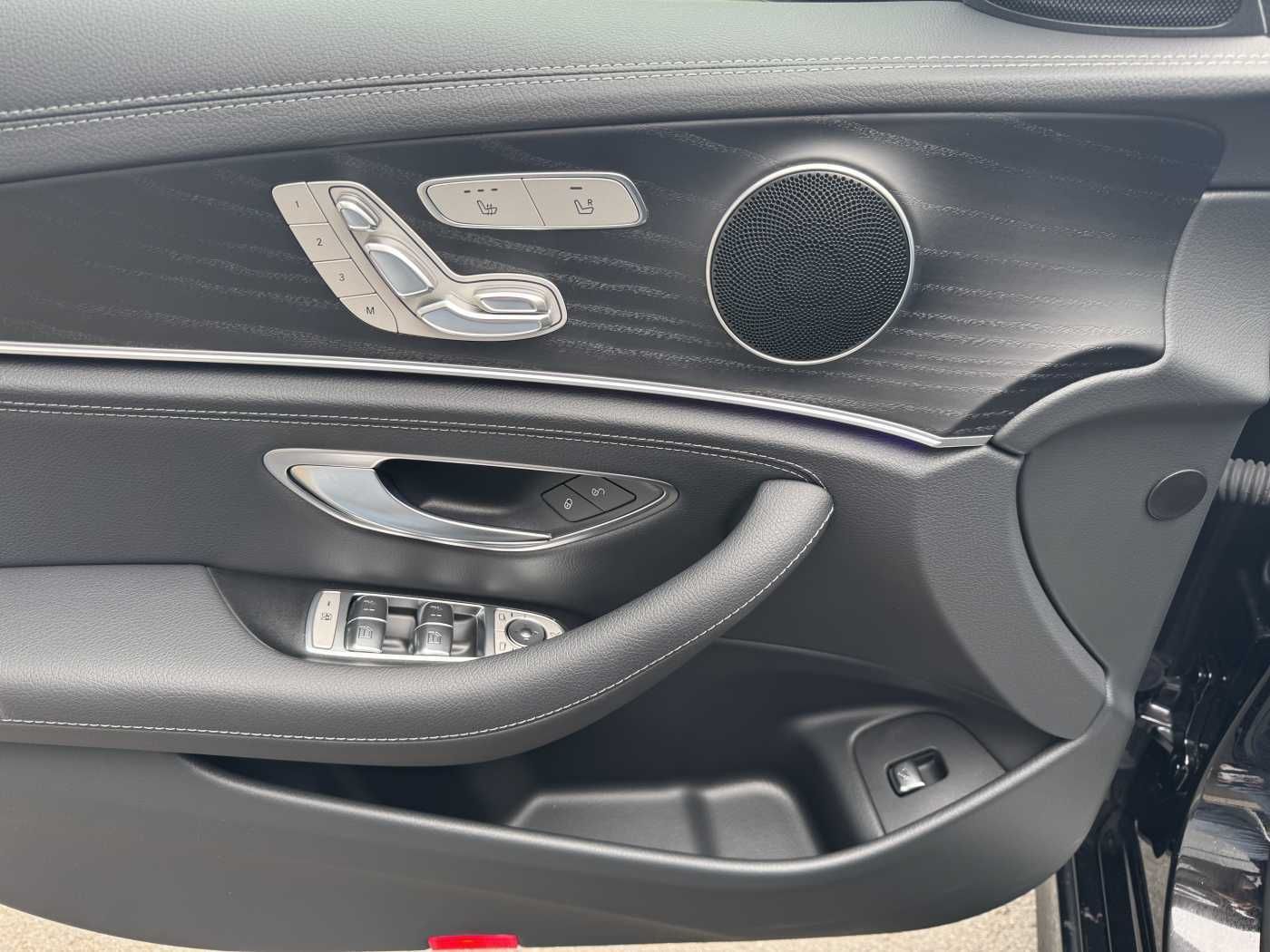 Fahrzeugabbildung Mercedes-Benz E 300de 9G AMG+Pano+Memory+Ambiente+ RFK+Night