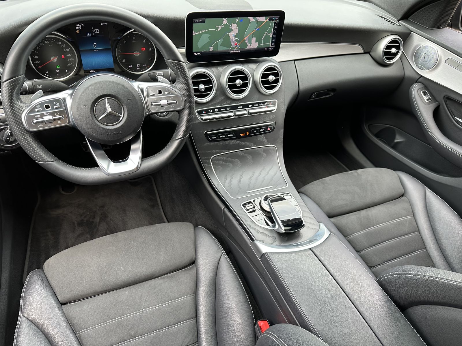Fahrzeugabbildung Mercedes-Benz C 220d AMG-Line NAV+LED+AHK+PANO+19ZO+DISTRONIC