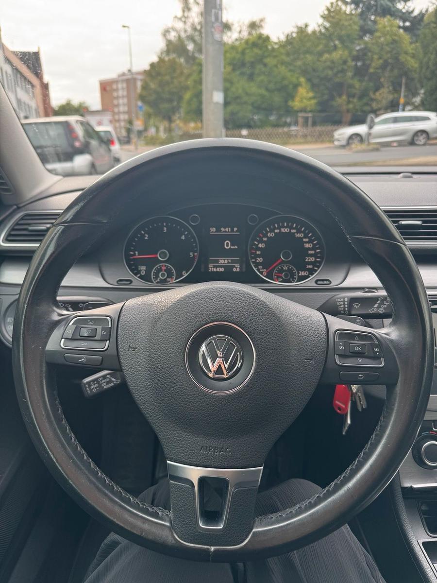 Volkswagen Passat 2011 — photo 12