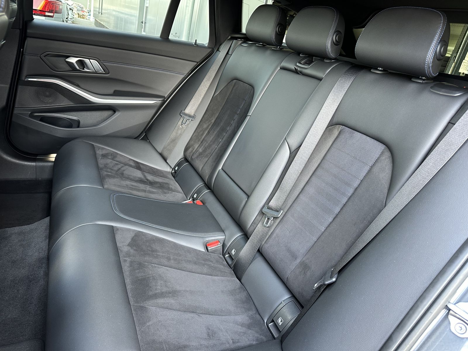 Fahrzeugabbildung BMW 320d Touring M-Sport NAV+LASER+ACC+HEAD-UP+19ZO