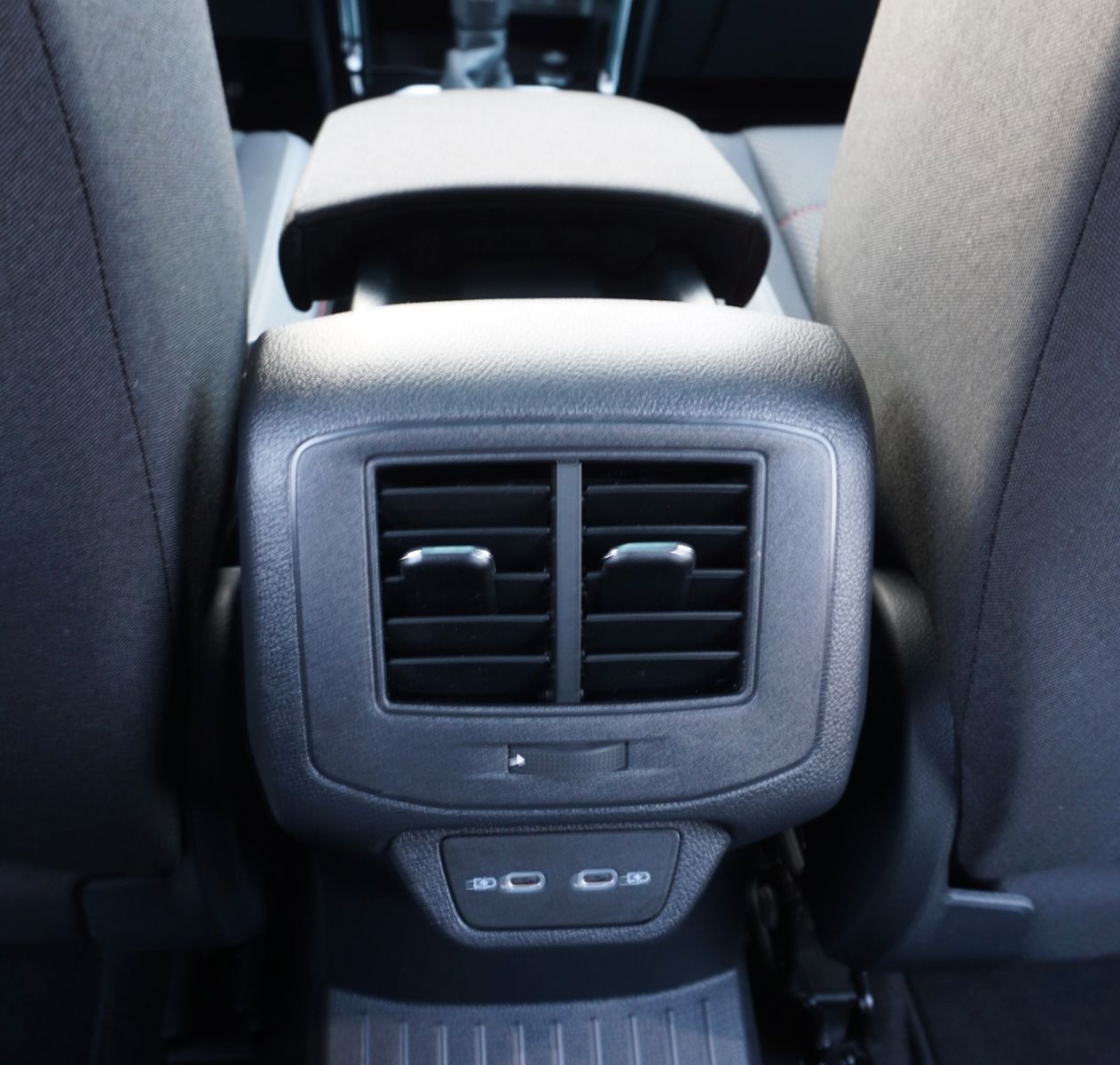 Fahrzeugabbildung Volkswagen T-Roc Sport 4Motion, Kamera, Navi, Pano, Black