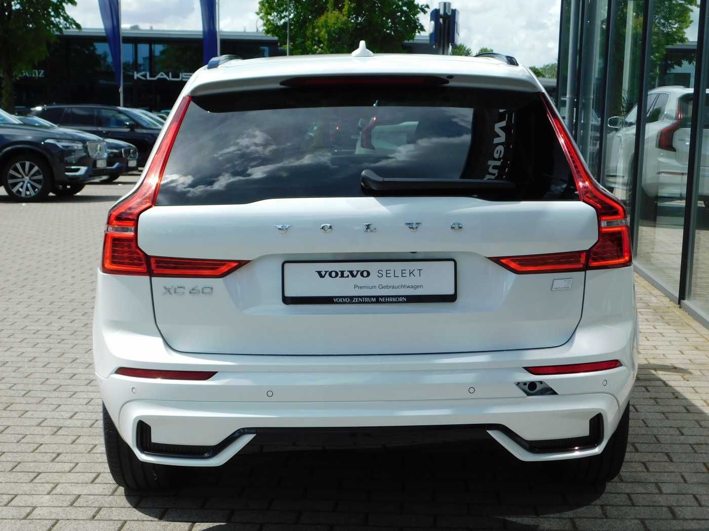Fahrzeugabbildung Volvo XC60 T8 AWD Plug-in Hybrid Plus Dark