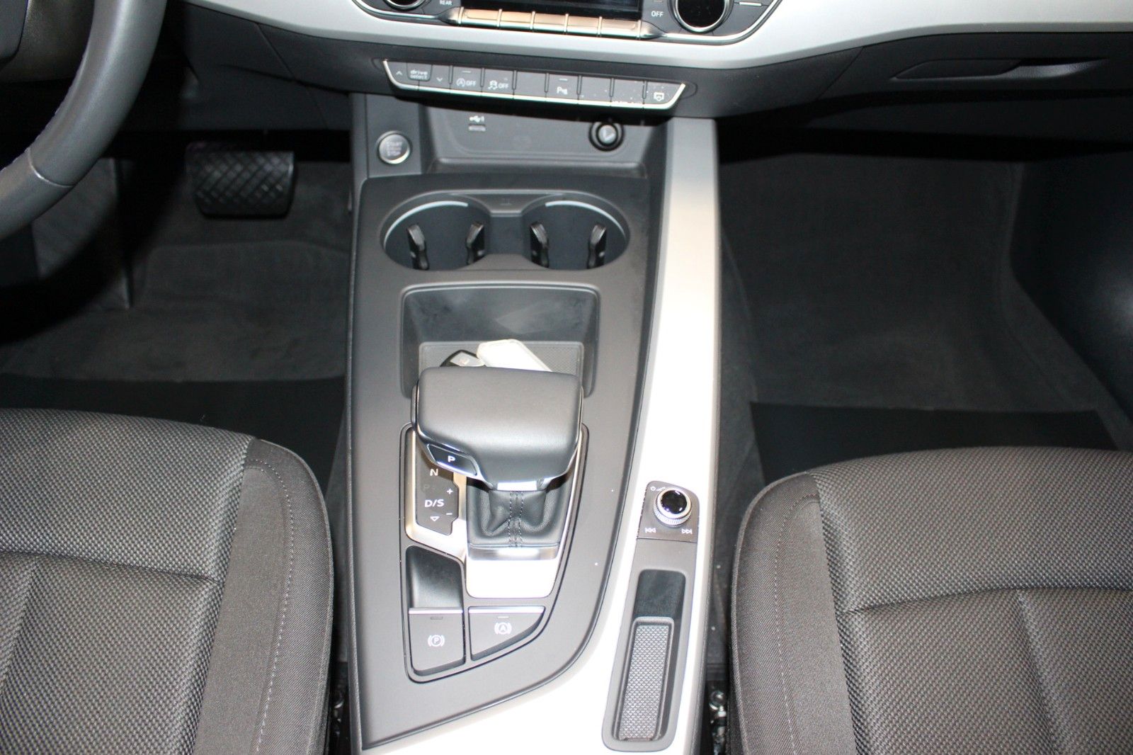 Fahrzeugabbildung Audi A4 40 TDI S tronic  Avant*Kamera*Navi*Ambiente.