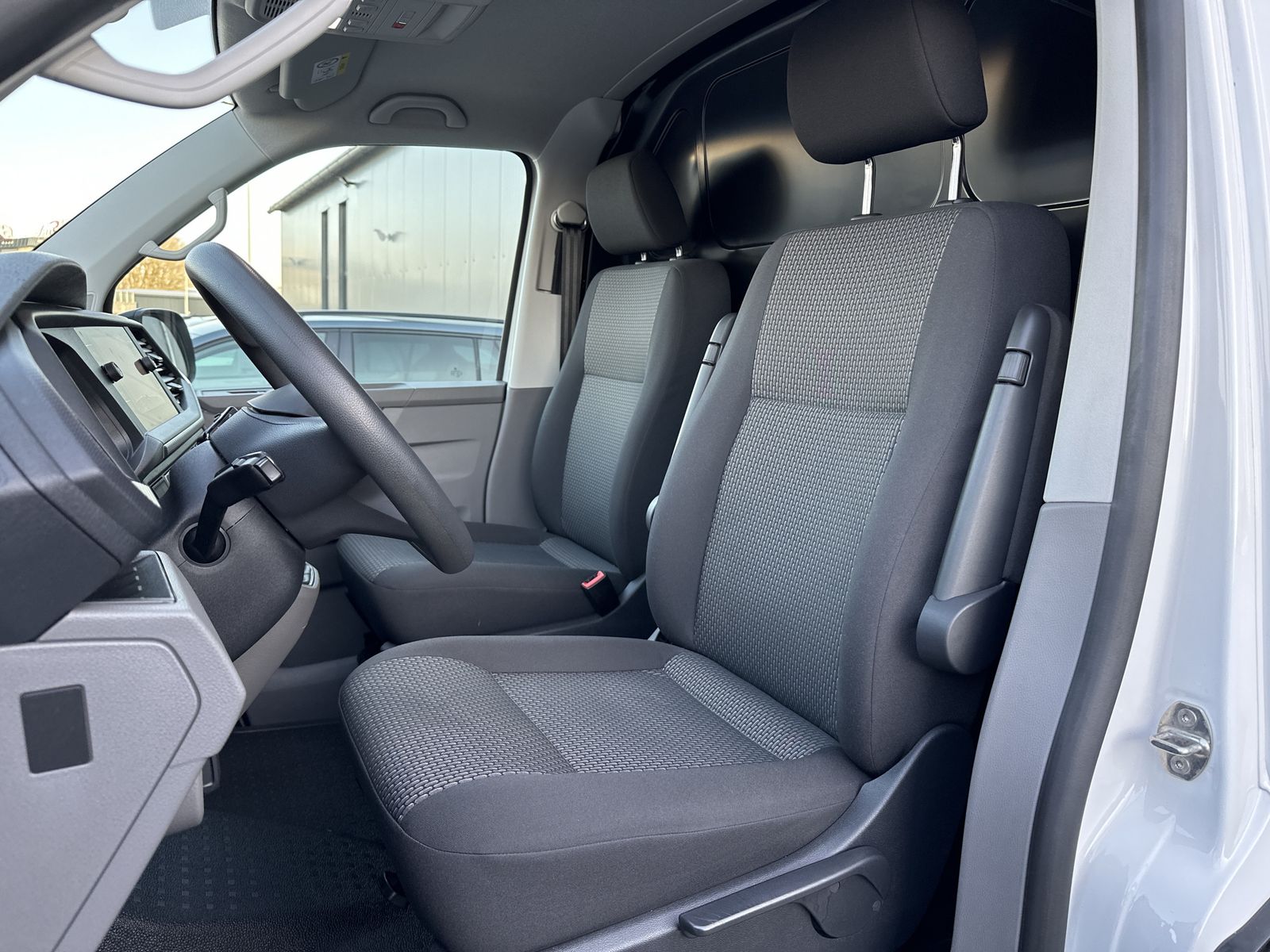 Fahrzeugabbildung Volkswagen T6 Transporter 2.0 TDI Kasten NAV+AHK+SHZ+PP+TEM