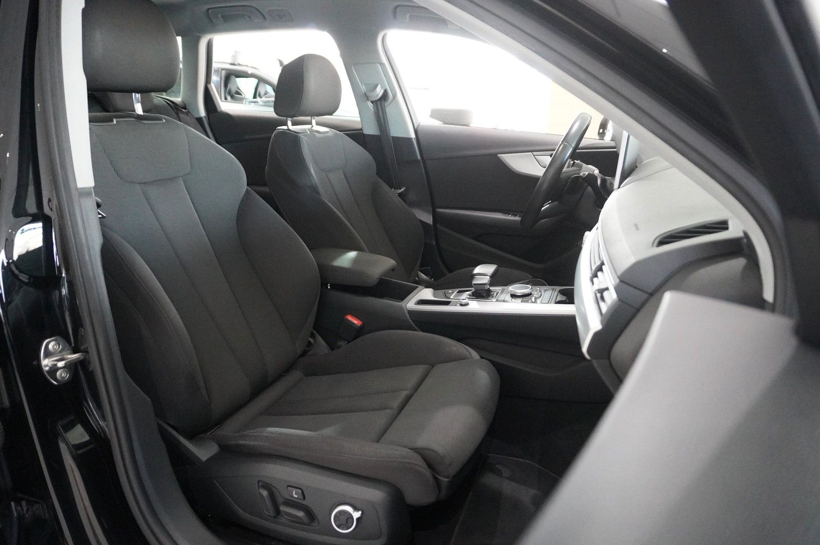 Fahrzeugabbildung Audi A4 Avant 35 TDI S-LINE SPORT NAVI/LED/KAMERA/DAB