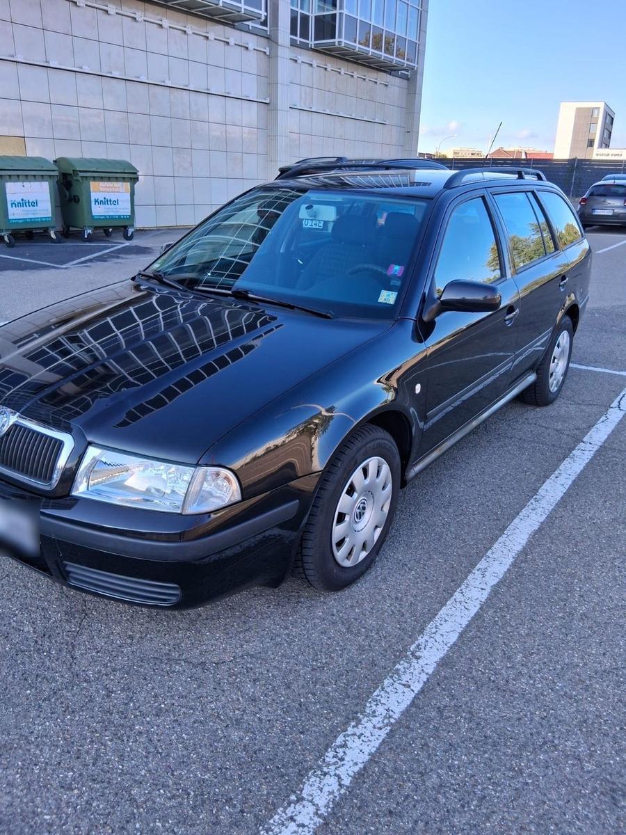 Skoda Octavia 2006 — rear view