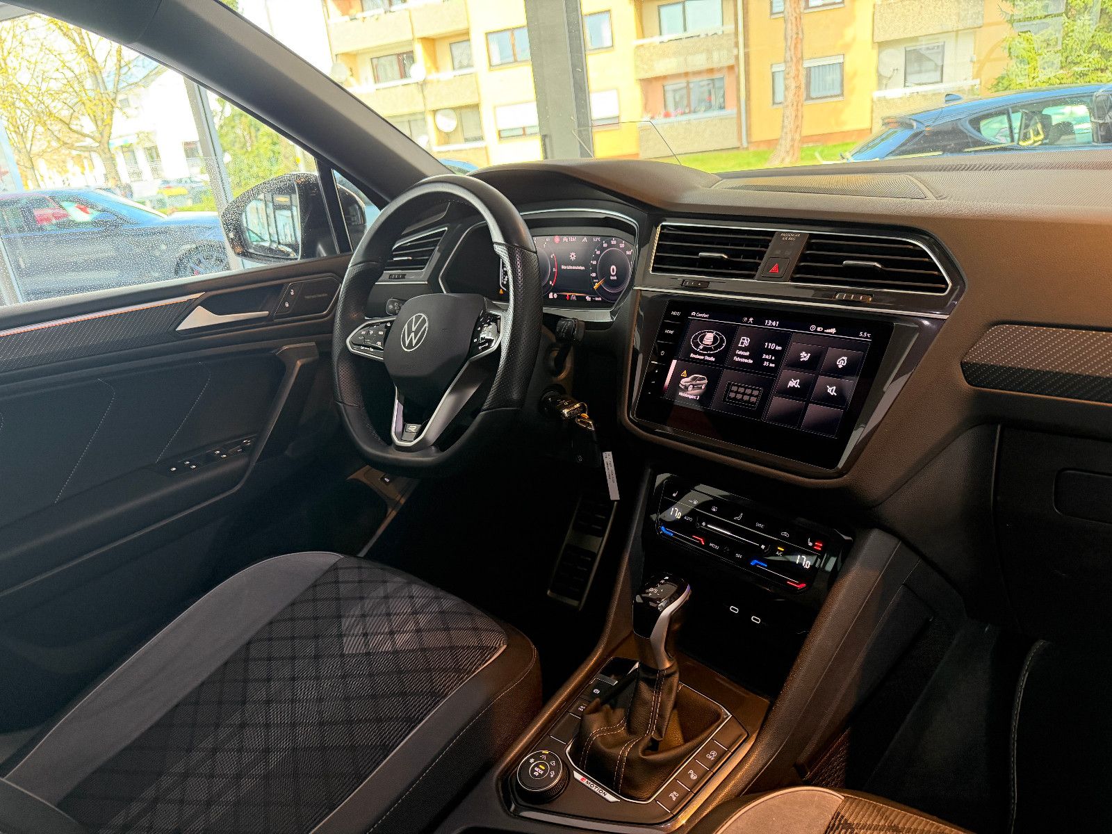 Fahrzeugabbildung Volkswagen Tiguan Allspace R-Line /PANO/HUD/HARMAN-KARDON/