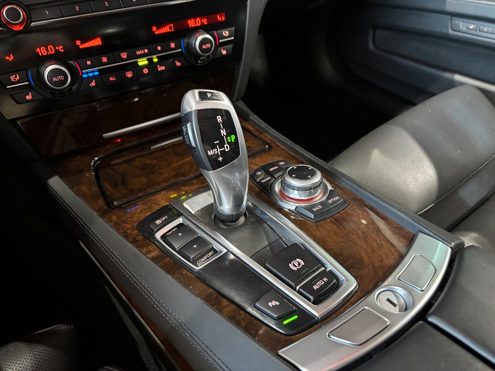 Fahrzeugabbildung BMW 760i L V12/MASSAGE/MEMORY/HUD/SCHIEBEDACH/KAMERA