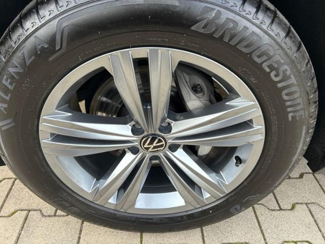 Fahrzeugabbildung Volkswagen Touareg 3.0 V6 TDI R-LINE 4MOTION SOUND AHK NAVI