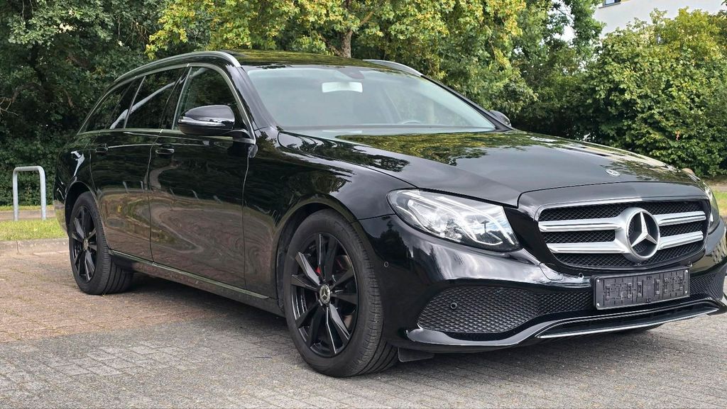 Image of Mercedes-Benz E 220