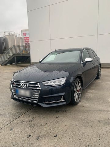 Audi S4 3.0 TFSI Massage Sitze*AHK*Panorama*