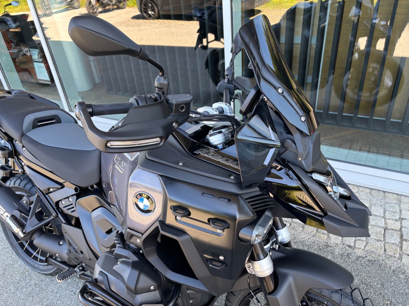 Fahrzeugabbildung BMW R 1300 GS Adventure 3 Pakete Triple Black ASA 10