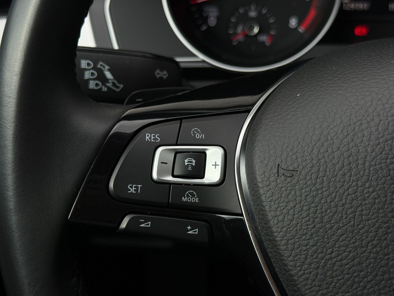 Fahrzeugabbildung Volkswagen Passat Comfortline DSG ACC Navi PDC SHZ Massage