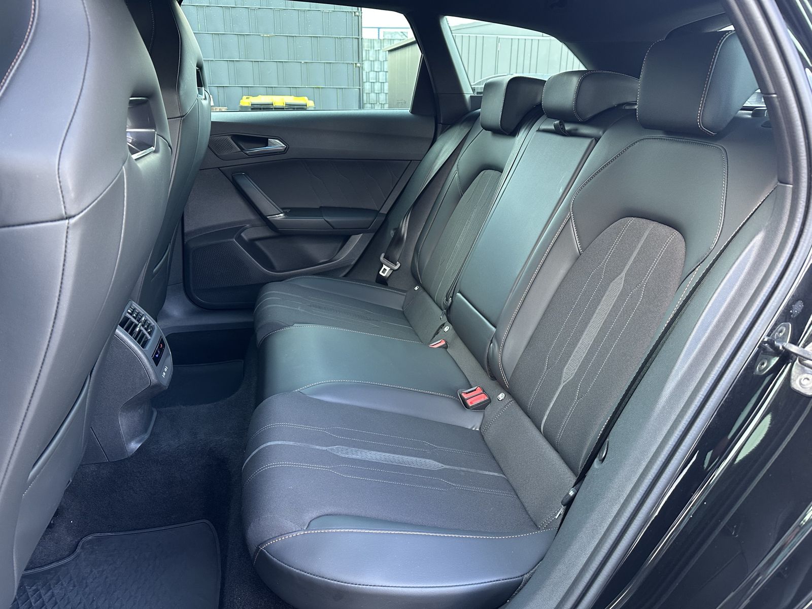 Fahrzeugabbildung CUPRA Leon Sportstourer 1.4 VZ e-Hybrid NAV+LED+VC+KAM