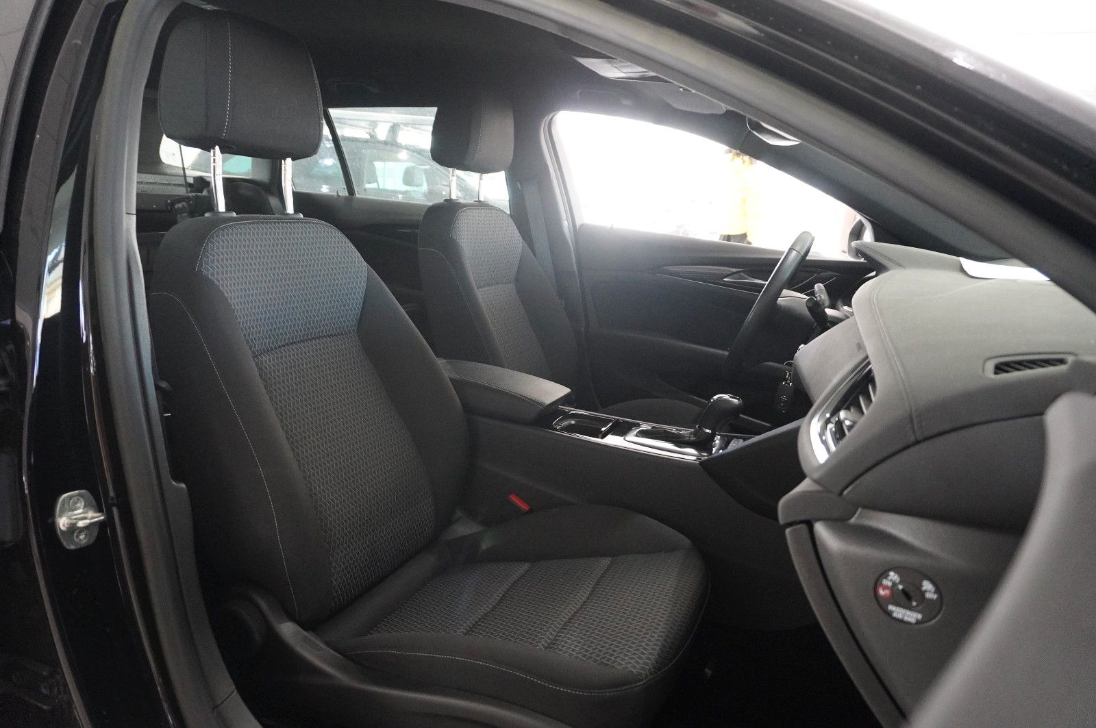 Fahrzeugabbildung Opel Insignia B ST 2.0T ELEGANCE NAVI/LED/VIRT./DAB+