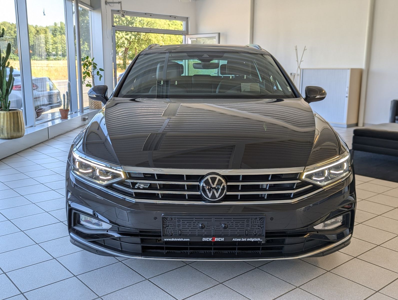 Fahrzeugabbildung Volkswagen Passat 2.0 TSI R-Line Elegan HUD Matrix Pano 19"