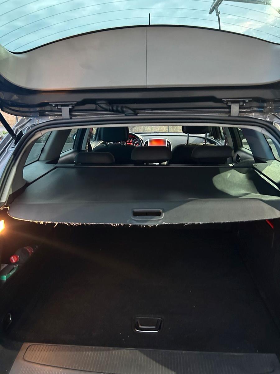 Opel Astra 2012 — вигляд ззаду