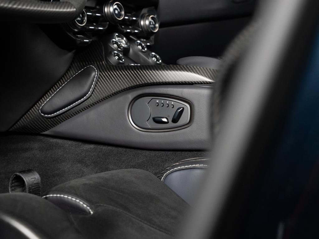 Aston Martin V12 Vantage