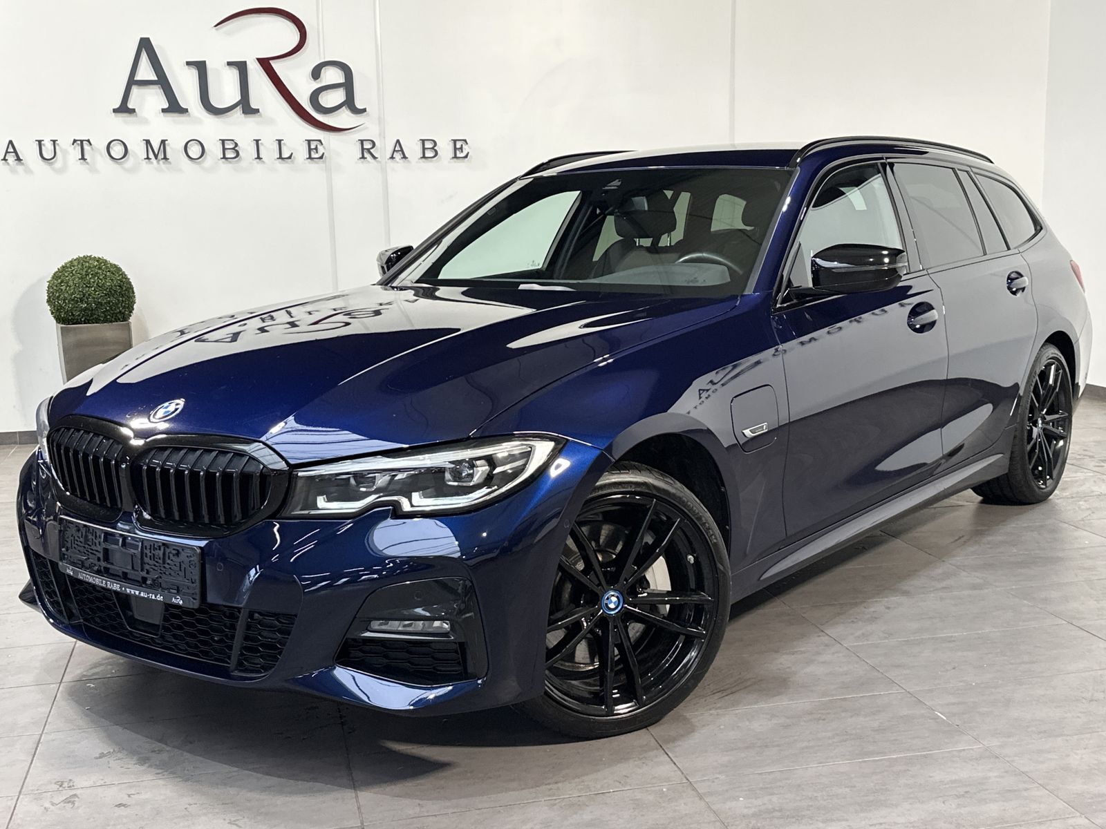 Fahrzeugabbildung BMW 330e Touring xDrive M-Sport NAV+LED+ACC+KAM+H&K