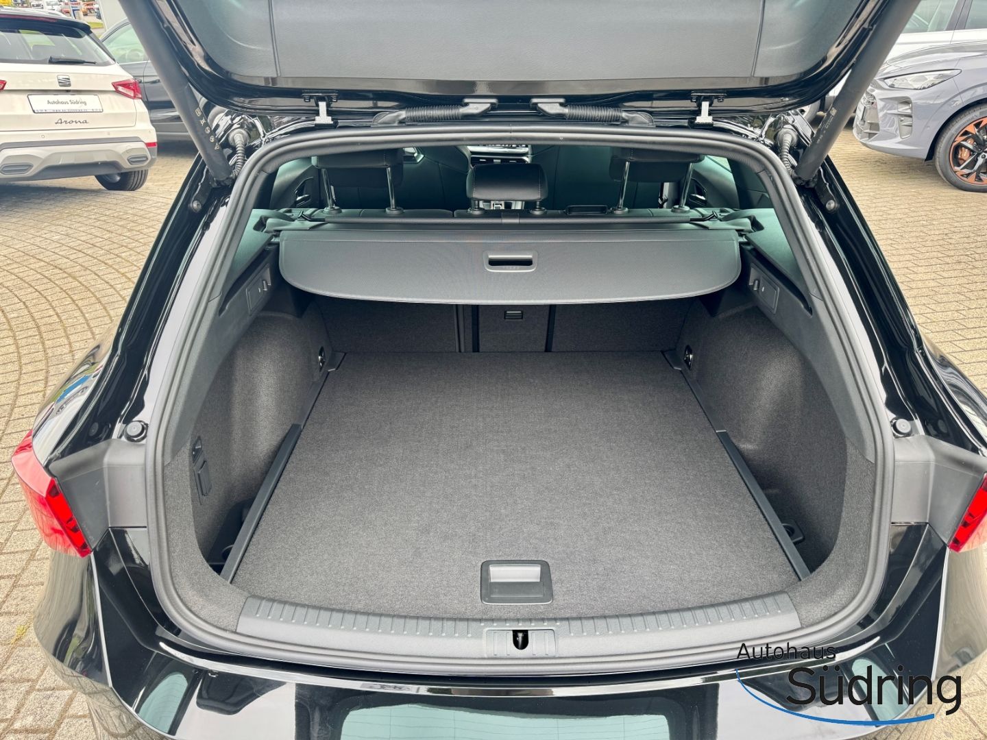Leon Sportstourer 2,0TSI VZ 4DRIVE DSG AHK Navi