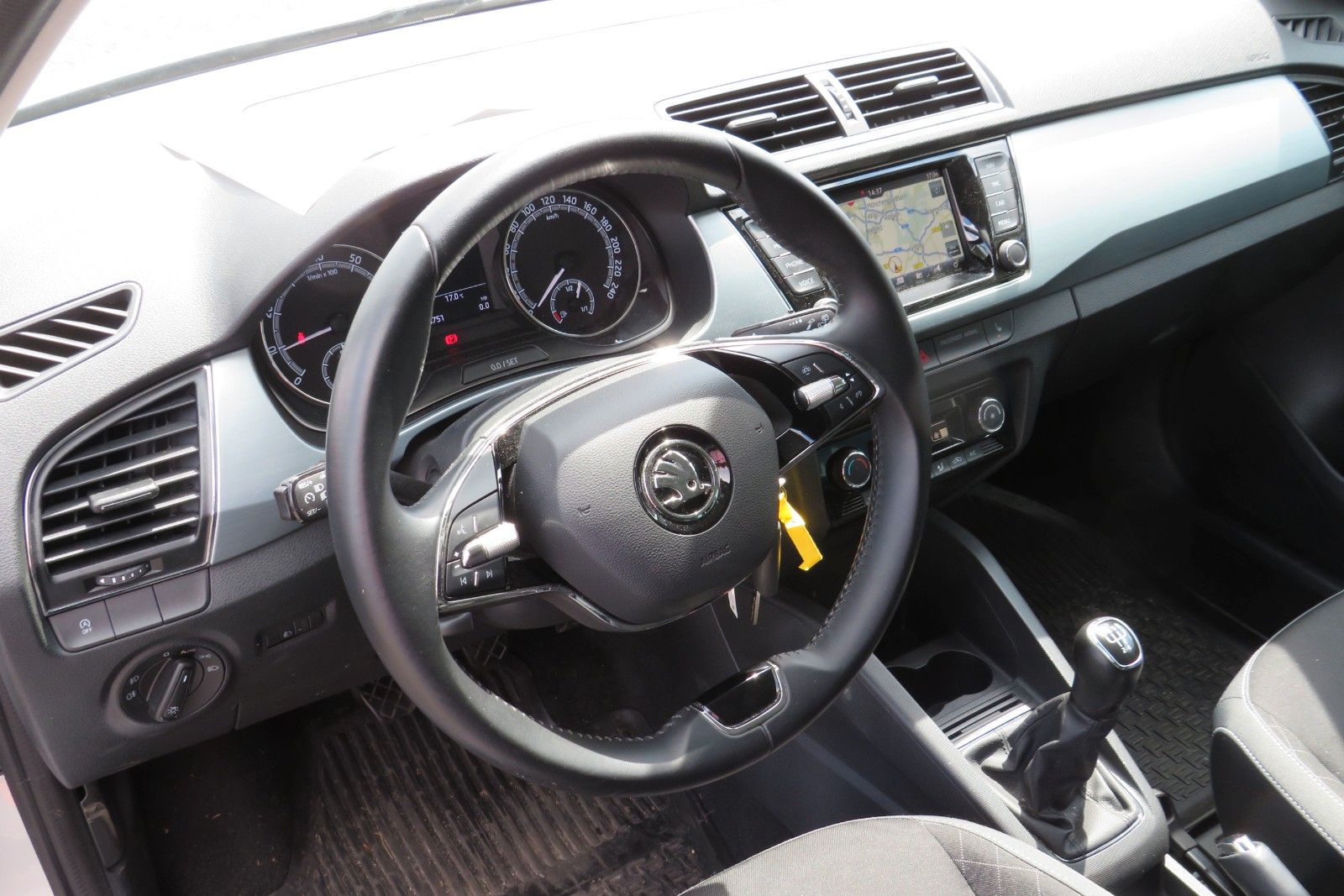 Fahrzeugabbildung SKODA Fabia Combi Ambition NAVI PDC GJ SITZH APP 1.HD