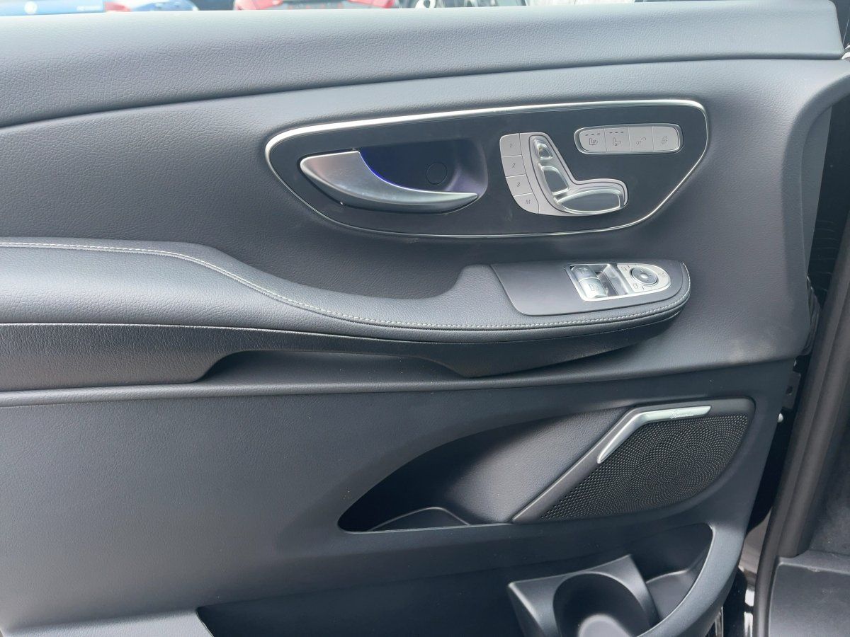 Fahrzeugabbildung Mercedes-Benz V 300 d 4M lang AMG/Night/Pano/360°/Airmatic/AHK