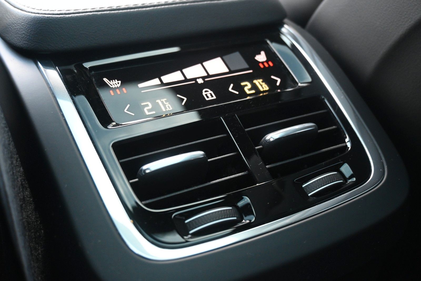 Fahrzeugabbildung Volvo B5D Ultimate Dark HK*HUD*PANO*STHZ*360*STHZ*AHK*