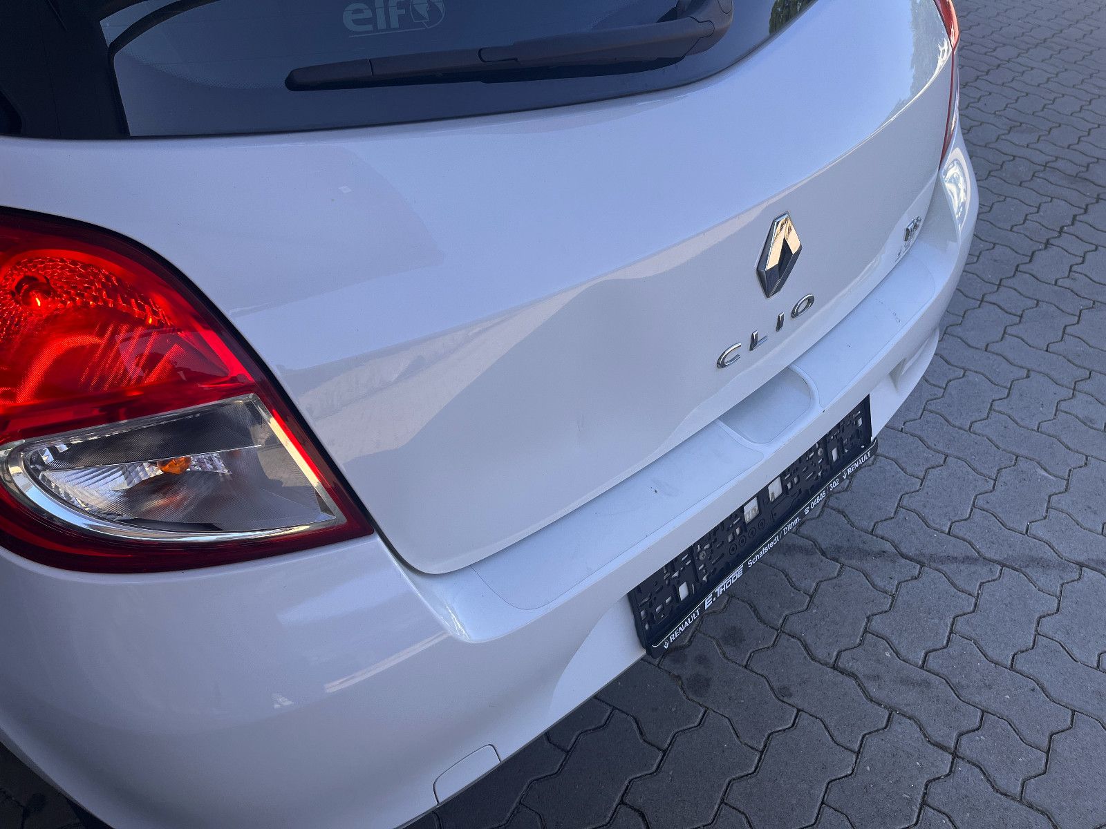 Fahrzeugabbildung Renault Clio III Night and Day Leichter Heckschaden !