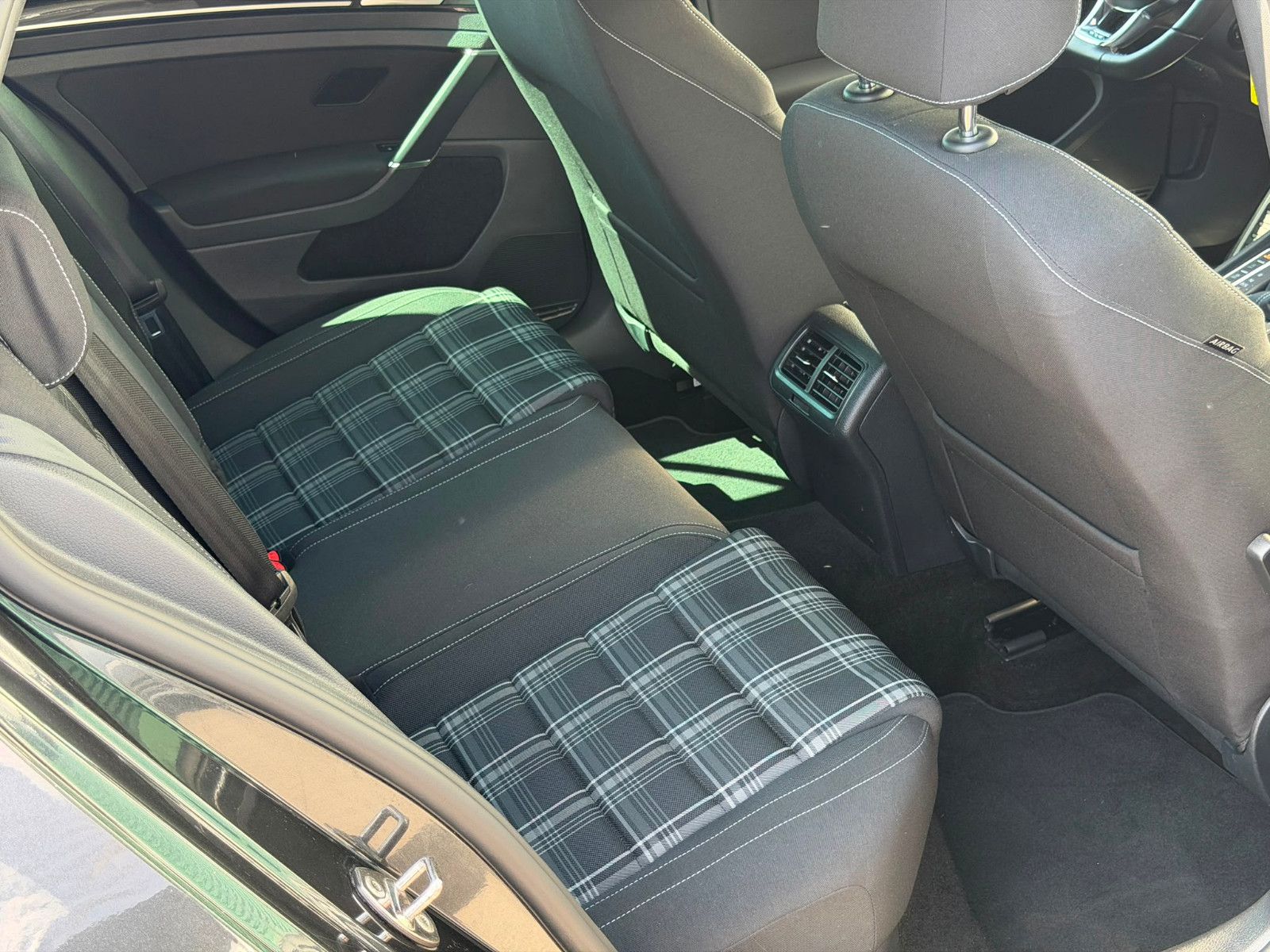 Fahrzeugabbildung Volkswagen Golf VII Lim. GTD DSG Bi-Xenon GRA Navi SHZ PDC
