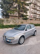 Alfa Romeo 147 1.9 JTD (115 CV) cat 5p. Distinct - silberne Alfa Romeo 147