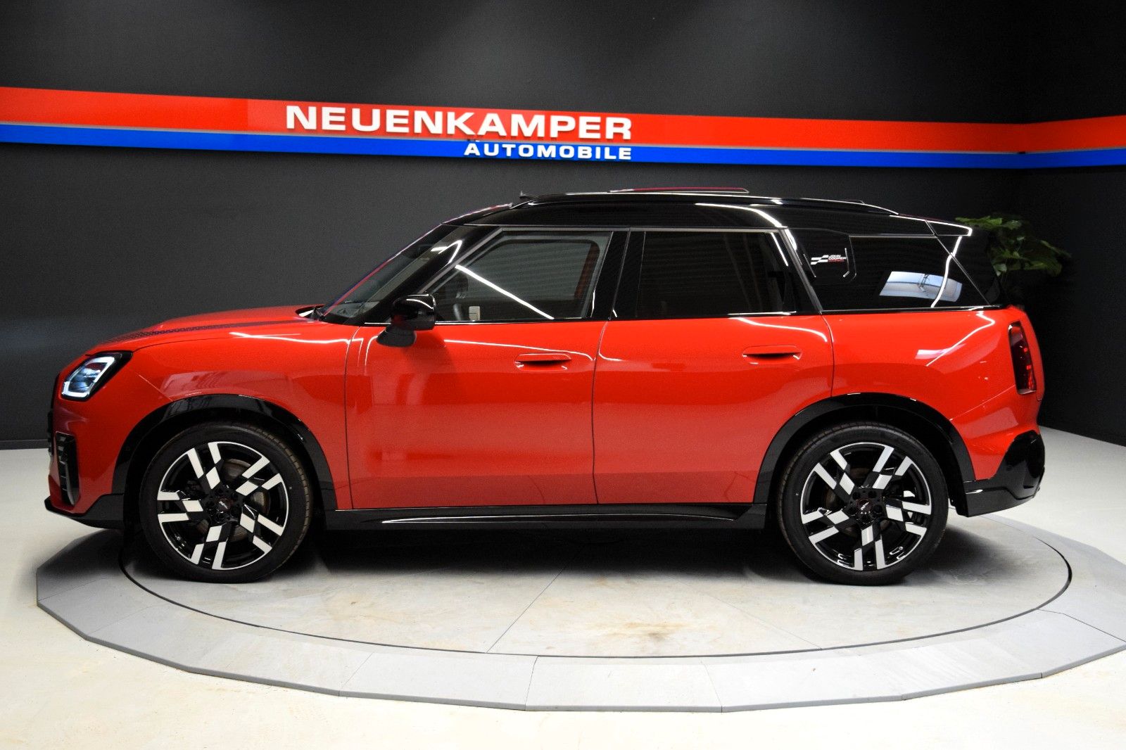 Fahrzeugabbildung MINI Countryman C John Cooper Works Trim L-Paket Pano