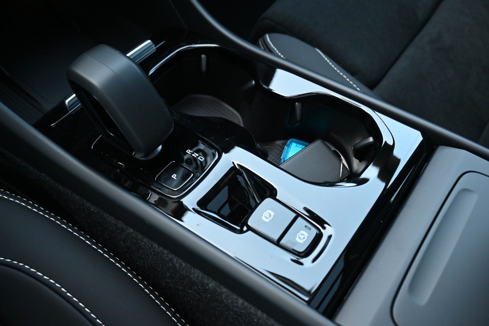 Fahrzeugabbildung Volvo XC40 B4 DKG Ultra Dark*PANO*FSHZG*360°*ACC*AHK