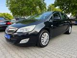 Opel Astra J Lim.5-trg.Cosmo 1.6 TüvNeu Garantie AHK - Opel Astra aus 2010: 1.6