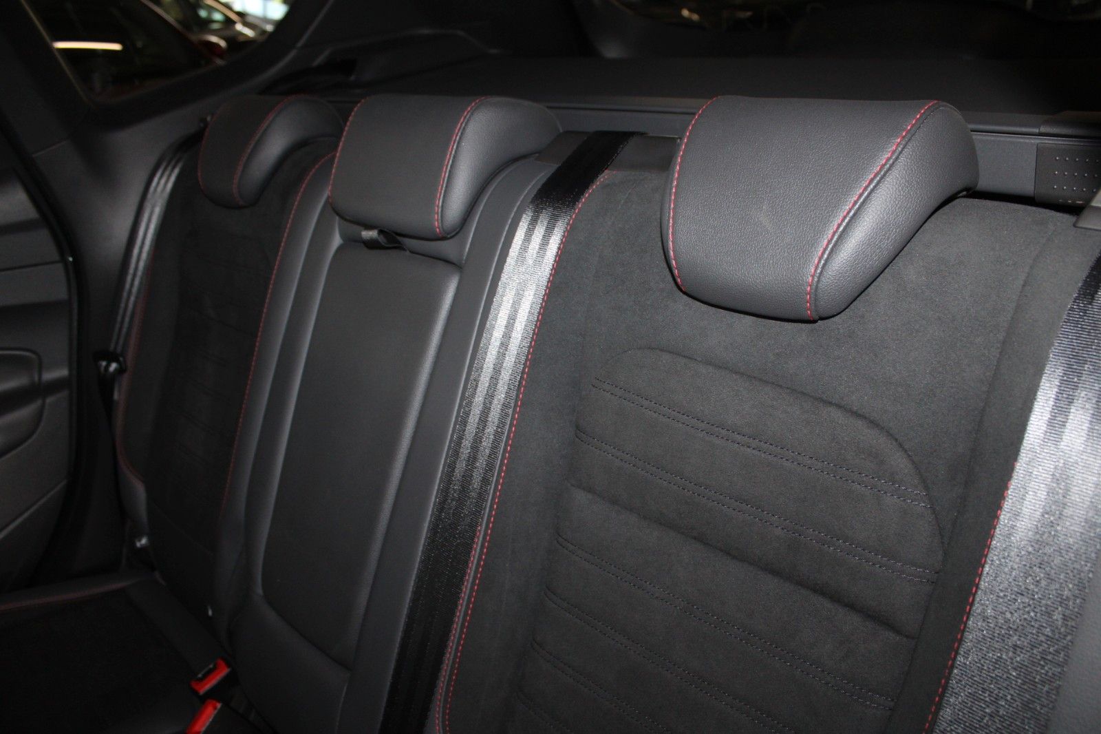 Fahrzeugabbildung Ford Kuga ST-Line Aut. 4x4 PANO CAM Xenon WinterPak.